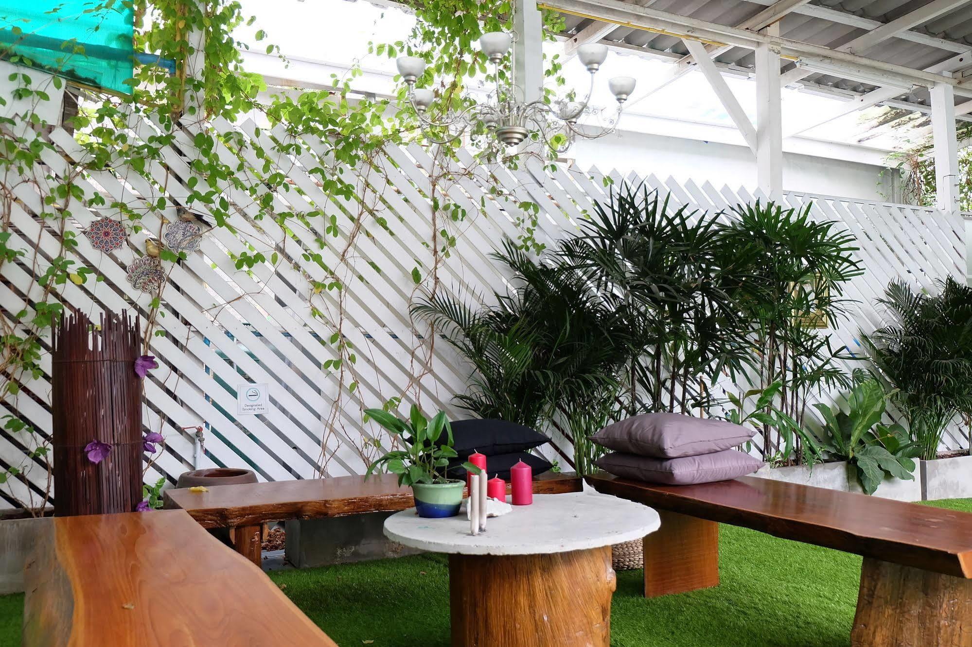 Issara House Bangkok Hotel Luaran gambar
