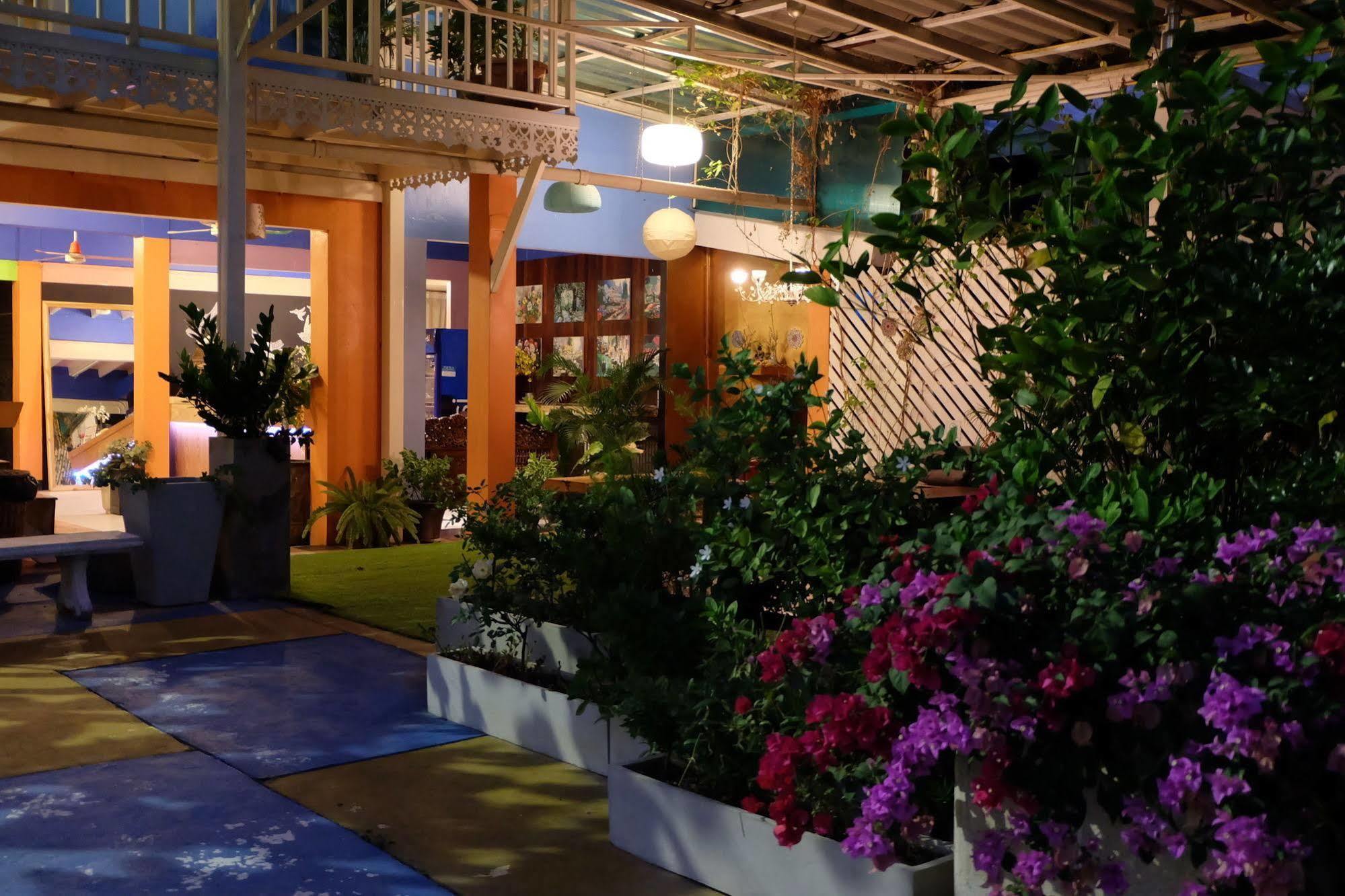 Issara House Bangkok Hotel Luaran gambar